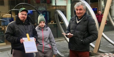 Adrian Pernet (links)und Meinrad Gschwend diskutierten am Unterschriften Stand in Altstätten mit zahlreichen Besuchern über die Umsetzung der Behindertenrechte