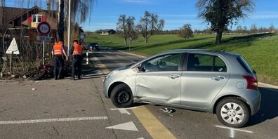 Beim Abbiegen sah die Autofahrerin nicht, dass der Motorradfahrer sie überholte.