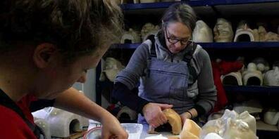 Wachsmaskenkünstlerinnen Verena Steiger und ihre Tochter Susan arbeiten an den Maskenformen.