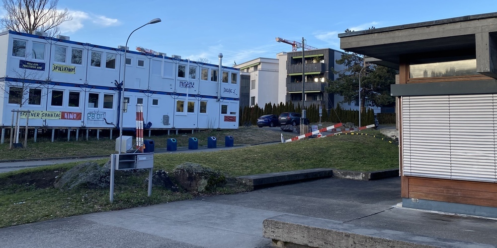 Rechts das zu sanierende Gebäude von 1975, links in Weiss das Provisorium. 