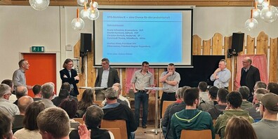 Von links nach rechts: Podiumsleiter Andreas Widmer, SP-Kantonsrat Christian Gertsch, Die Mitte-Kantonsrat Hansruedi Thoma, SVP-Kantonsratskandidat Bruno Schweizer, FDP- Kantonsratskandidat Martin Kurmann, Gemeindepräsident Kilian Looser und Nationalrat Markus Ritter