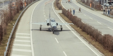 Vortritt Kampfjets: Autofahrer müssen ausweichen.