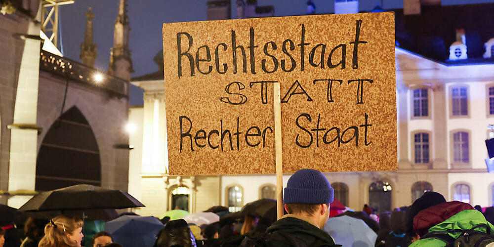 Am vergangenen Freitag fand bereits in Bern eine Demonstration gegen Rechtsextremismus statt. Bei der geplanten Kundgebung in Zürich gibt es nun aber ein Platzproblem. (Archivbild)