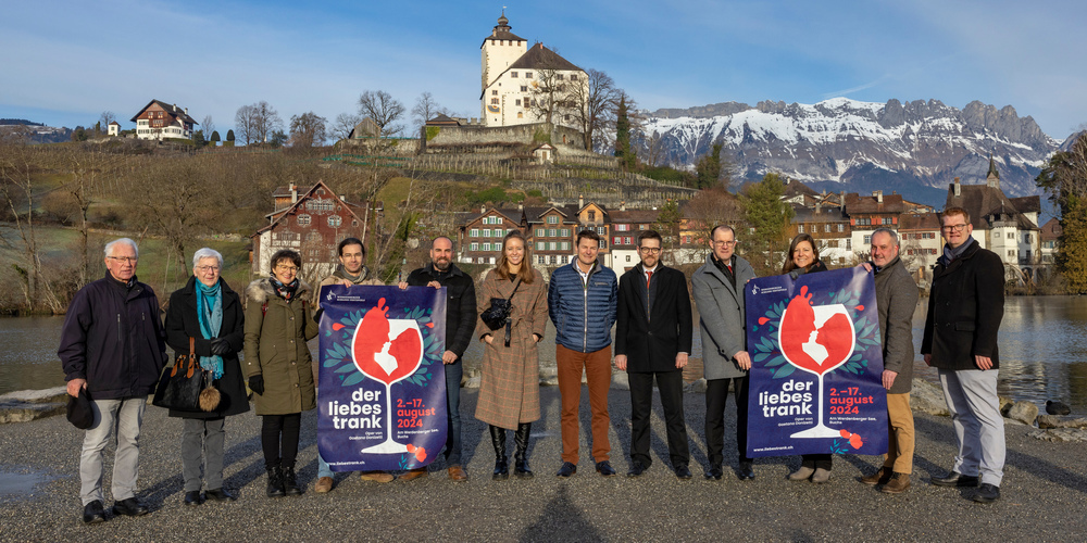 Am Ort des Geschehens bedankt sich Direktionsleiter Robin Egloff bei Hauptsponsoren, Patronatspartner und der Stadt Buchs. Von rechts: Robin Egloff (Direktion), Rolf Pfeiffer (Stadt Buchs), Anja Brun (VAT), Andreas Eggenberger und Cédric Büsser (Raiffeisenbank Werdenberg), Dennis Tschudin (Merck), Nora Wanger (Wanger Garage), Andreas Rohrer (Ortsgemeinde Buchs), Fred Rohrer (Stadt Buchs) und drei Mitwirkende der Schloss-Festspiele, Eveline Solenthaler, Vreni Kehl und Res Lippuner.