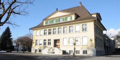 Der Uzner Gemeinderat beauftragt eine Gommiswalder Firma mit der Planung und Umsetzung des Anbaus aus Holz im Schulhaus Bifang. (Archivbild)