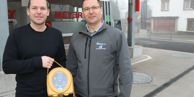 Bernd Fritz (rechts) händigt dem Rheintaler Unternehmer Patrick Meyer den Defibrillator aus. Dieser steht ab sofort der Bevölkerung für den Ernstfall zur Verfügung. Zu finden ist der Defi bei der freien Tankstelle in Lüchingen. 