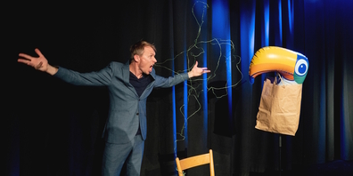 Christof Wolfisberg ist die eine Hälfte des Plakat-Blätter-Duos OHNE ROLF und präsentiert nun sein erstes abendfüllendes Solo-Programm.