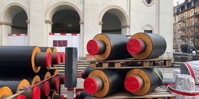 Davon braucht es für den Ausbau 80 Kilometer: Ein Lager mit Rohren vor der Josefskirche im Industriequartier für in Zukunft ferngewärmte gute Stuben (Aufnahme Ende Januar 2024).