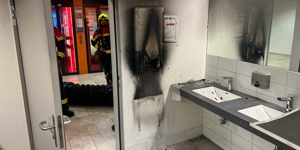 Die Täterschaft setzte einen Papierhandtuchspender im Herren-WC in Brand.