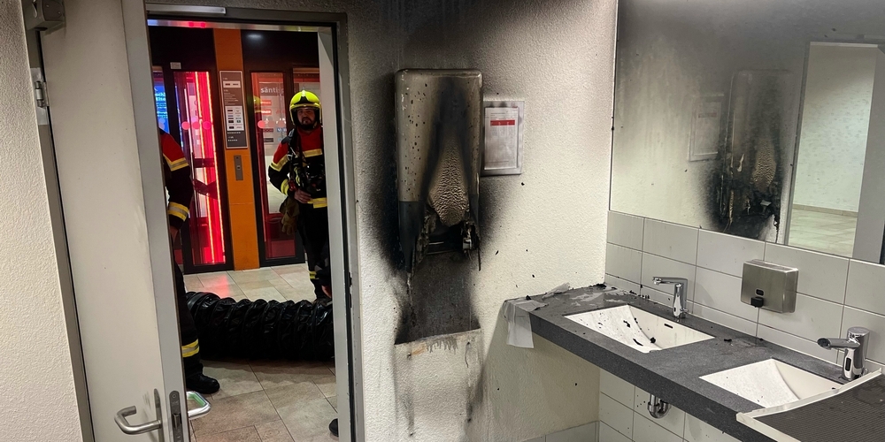 Eine unbekannte Täterschaft setzte diesen Papierhandtuchspender in Brand. Das Einkaufszentrum musste später zum grossen Teil evakuiert werden.