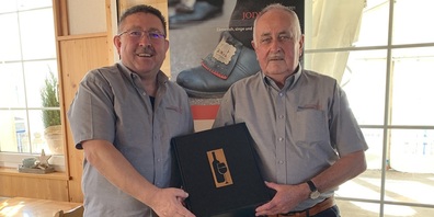  Präsidenten Stefan Hobi überreicht  dem Jubilar Hans Bösch (40 Jahre) ein Präsent.