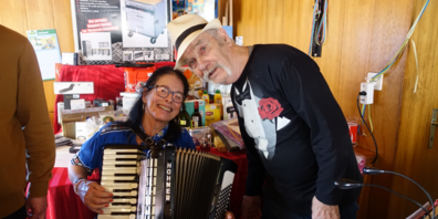 Mit volkstümlichen Klängen verabschiedete Schneewalzer-Trudi Wirt Ludwig Bollhalder.