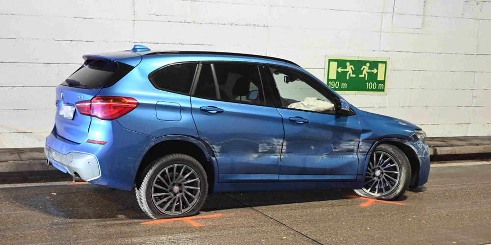 Der Autofahrer kollidierte fahrunfähig mit der Tunnelwand.
