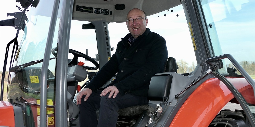 Regierungsrat Beat Tinner versuchte sich als «automatisierter» Traktorfahrer