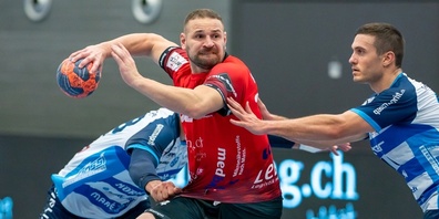 In der 1. Runde trennten sich die beiden Teams mit einem 25:25. Hier trankt sich Bruno Kozina gegen die Luzerner Abwehr durch.