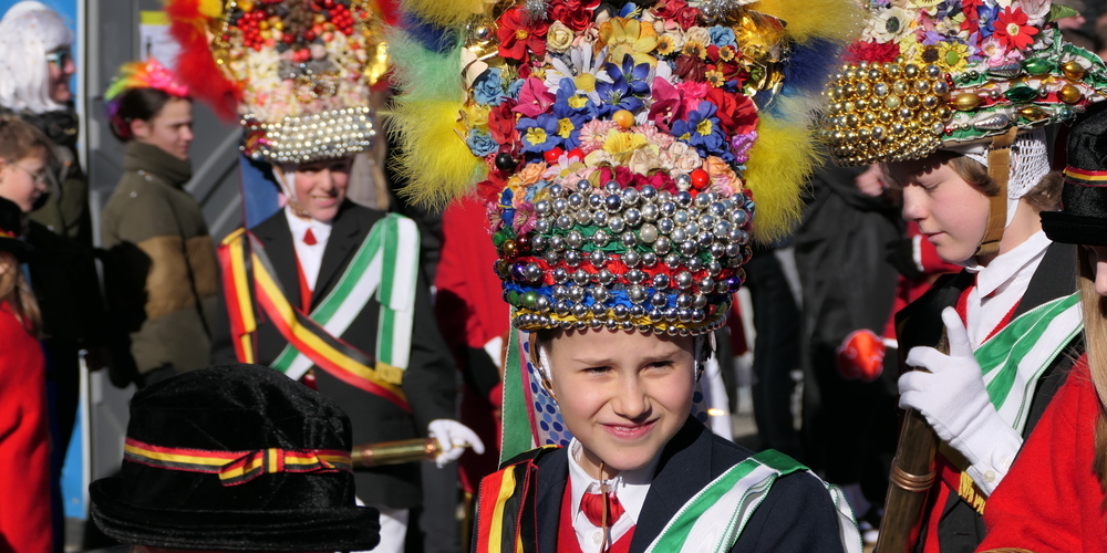 Der Nachwuchs der Altstätter Röllelibutzen präsentierte sich auf dem Räbschter Fasnachtsumzug