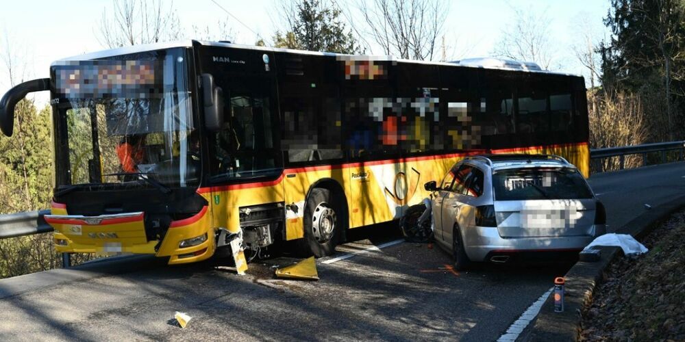 Auf der kurvigen Strasse kam es zur Kollision zwischen dem Autofahrer und dem Postauto.