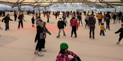 Eislaufen an einem Kindernachmittag.