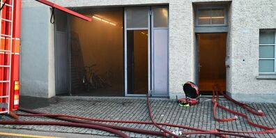 Im Treppenhaus und in der Garage machte sich dichter Rauch breit.