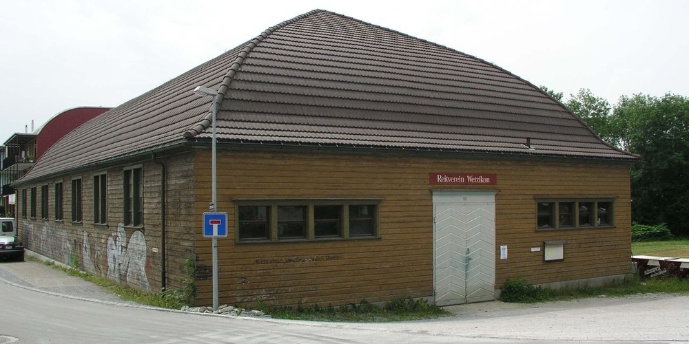 Die Reithalle Wetzikon mit ihrem glockenförmigen Walmdach ist ein architekturgeschichtlicher Zeitzeuge. (Archivbild)