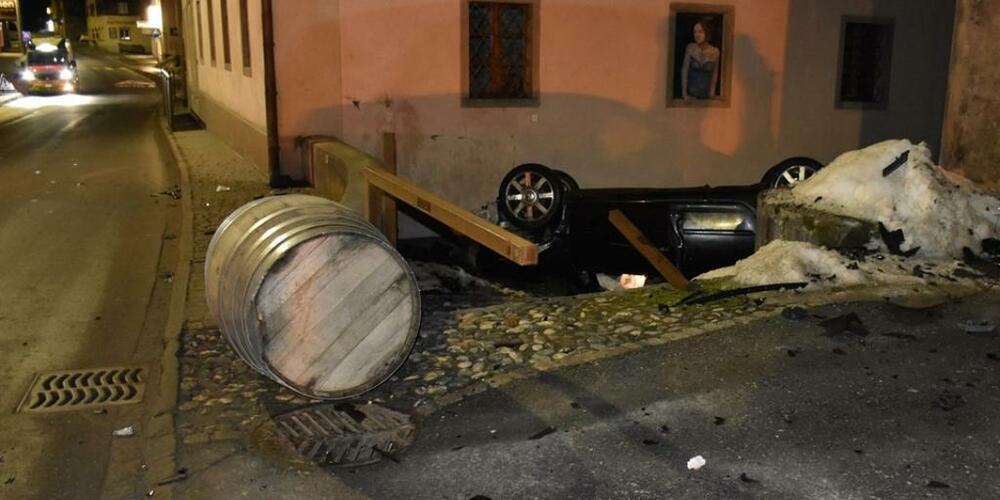 In Savognin GR ist in der Nacht auf Sonntag eine Automobilistin mit einem parkierten Personenwagen sowie zwei Hausfassaden kollidiert. Zwei Personen wurden leicht verletzt.