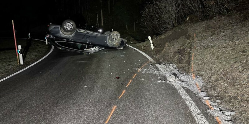 Das Unfallfahrzeug kam auf dem Dach zu liegen.