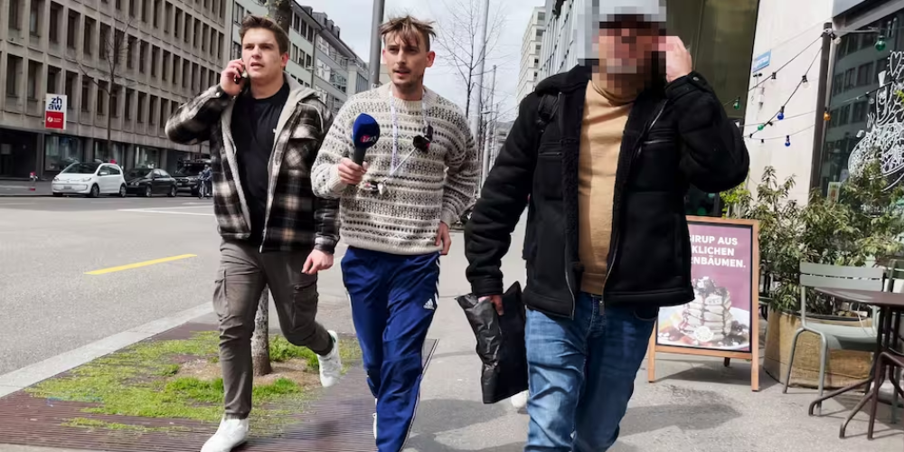 Aurelio Simione und Cedric Schild (von links) verfolgen einen Enkeltrickbetrüger.