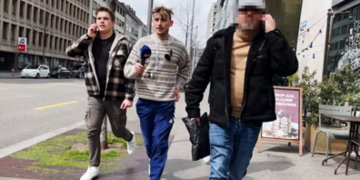 Aurelio Simione und Cedric Schild (von links) verfolgen einen Enkeltrickbetrüger.