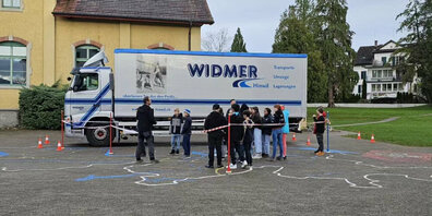 Schüler lernten, was ein «toter Winkel» ist.