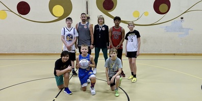 Simon und Mandy Croener mitt einem Teil des Baketballteams