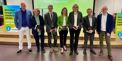 Die Neu Kandidierenden für den Thurgauer Regierungsrat: vl. Sonja Wiesmann (SP), Christian Stricker (EVP), Denise Neuweiler (SVP), Sandra Reinhart (GRÜNE) und Pascal Singh (Aufrecht), umrahmt von Stefan Leuthold (Kantonalpräsident GLP, links) und Ueli Fisch (Fraktionspräsident GLP, rechts).