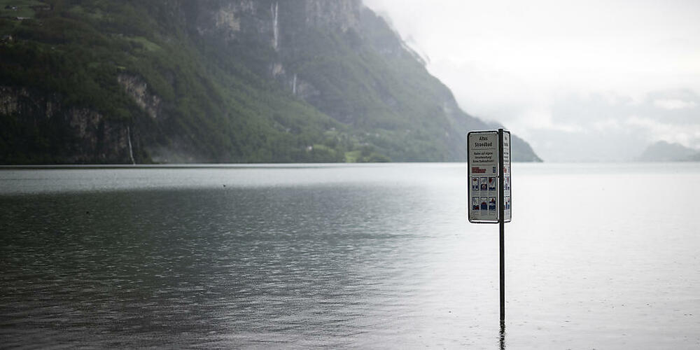 Blick auf den Walensee bei Filzbach GL. Das mit Asbest belastete Gebiet an der Linthmündung liegt in der Region des Aufnahmestandortes. (Archivbild)