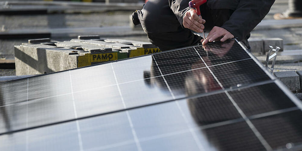 Die Stadt Zürich will in einem «Pilotquartier Netto-Null» erproben, wie Bevölkerung und Unternehmen dazu motiviert werden können, auf freiwilliger Basis Klimaschutzmassnahmen – etwa den Bau von Photovoltaik-Anlagen – zu ergreifen.