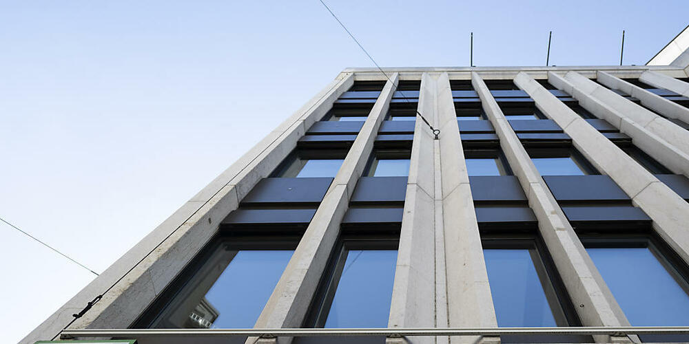 Die St. Galler Kantonalbank schafft die Jahresgebühren für Privatkonten ab. Im Bild zu sehen ist der Hauptsitz der Bank in St. Gallen. (Archivbild)