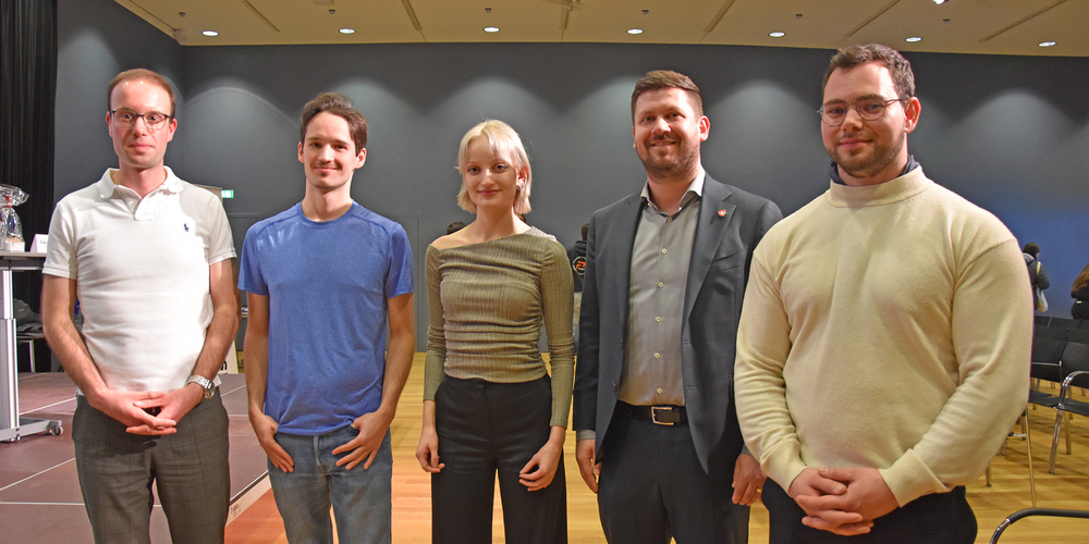 (v. l.) Andreas D. Gschwend, Moderator von discussit.ch, Fabian ab Yberg, Nathalie Ruoss, Dominik Blunschy und Jan Stocker.