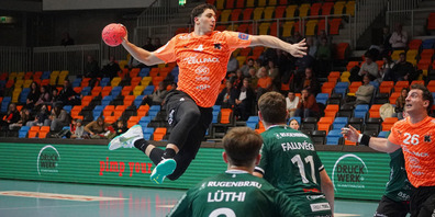 Mehdi Ben Romdhane fliegt zum 28:22-Sieg gegen Wacker Thun. 