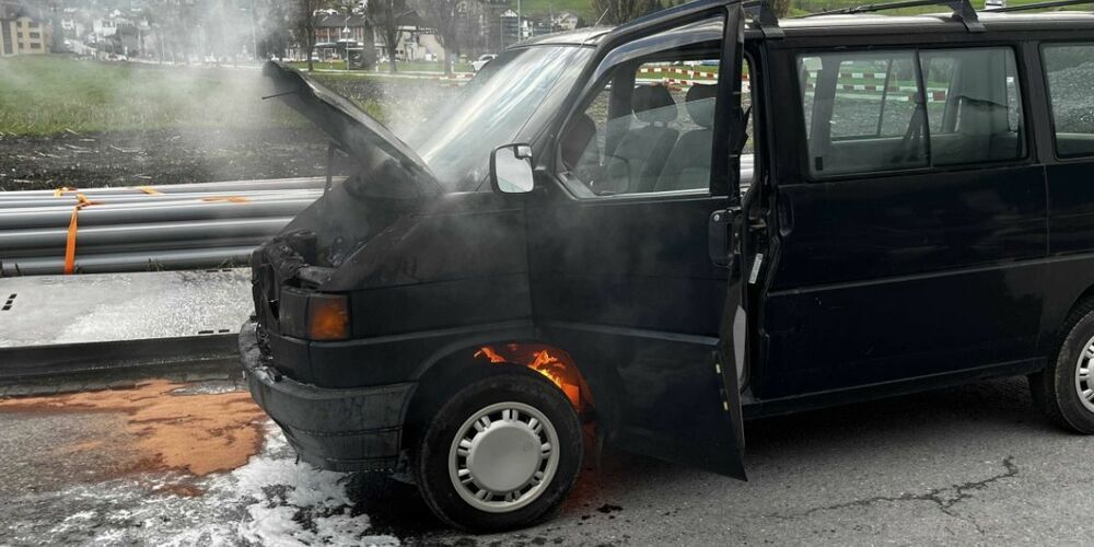 Der Fahrer musste aus seinem brennenden Auto flüchten.