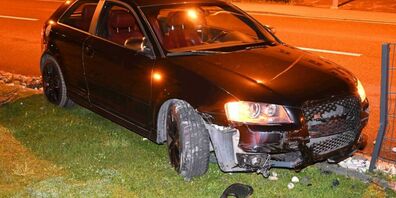 Das Auto machte Bekanntschaft mit dem Pfosten eines Gartenzauns.