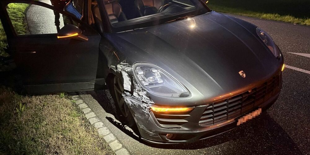 Die Fahrerin kratzte sich mit ihrer Fahrweise ein grosses Stück Lack vom Auto ab.