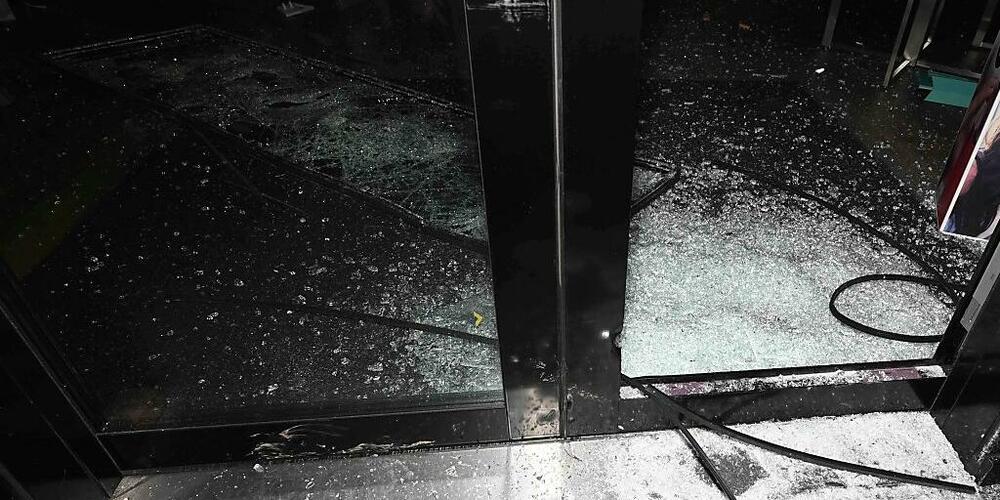 An dieser Stelle verschafften sich die Einbrecher Zugang zum Verkaufsgeschäft.