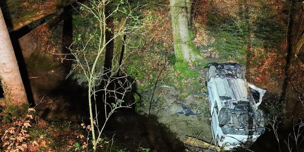 Der Lieferwagen stürzte einen steilen Hang hinunter und überschlug sich.