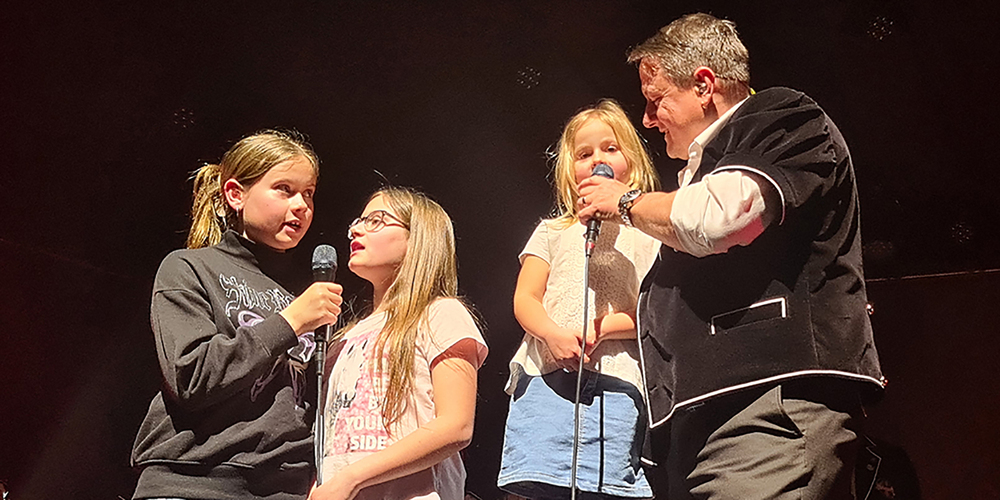 Der Urner Daniel Arnold holte seine Töchter Anna Sophia, Sarah und Elena auf die Bühne.