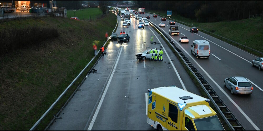 Auf der Fahrbahn befand sich ein stehendes Auto.