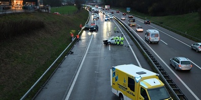 Die Kantonspolizei St. Gallen erhielt kurz nach 6 Uhr die Meldung über einen schweren Verkehrsunfall auf der A1 zwischen Wil und Uzwil. (Symbolbild)