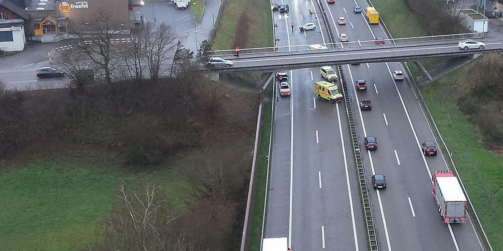 Mehrere Kollisionen auf der Autobahn A1 von Wil in Richtung St.Gallen führten am Montagmorgen zu drei Verletzten und einem kilometerlangen Stau.