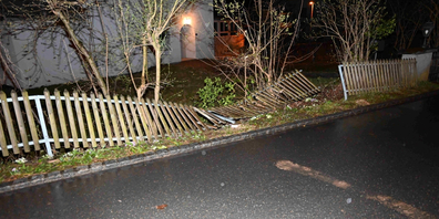 Der Fahrer prallte gegen den Zaun und machte sich anschliessend aus dem Staub.