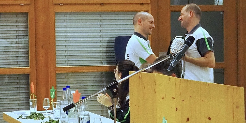 Der zurücktretende Präsident Alexander Baumgartner (rechts) übergibt die Leitung des Vereins an Benno Keel.
