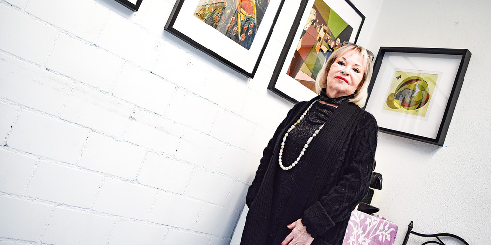 Plötzlich steht sie wieder im Rampenlicht: Die bekannte Kunstmalerin Esther Banischewski hat am Samstag in der Galerie ARTSIMONE wieder eine ihrer Ausstellungen eröffnet.