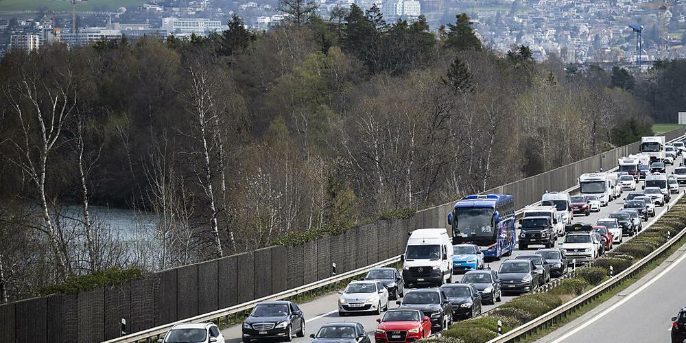 Stau auf der A13 in Richtung Süden mit Blick auf Chur, aufgenommen am 7. April 2023. Ferienreisende, welche dem Stau entkommen wollen, drohen an Spitzentagen die Strassen in den anliegenden Dörfern zu verstopfen. (Archivbild)