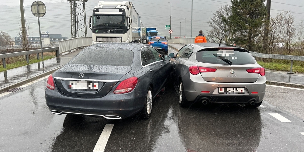 An beiden in den Verkehrsunfall involvierten Personenwagen entstand laut Polizei erheblicher Sachschaden.